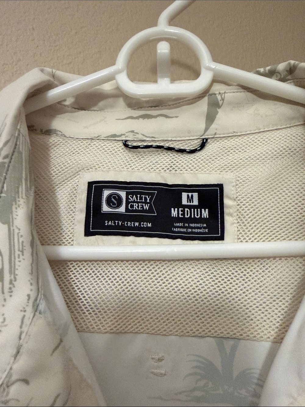 Men’s Salty Crew button up - Picture 2 of 6